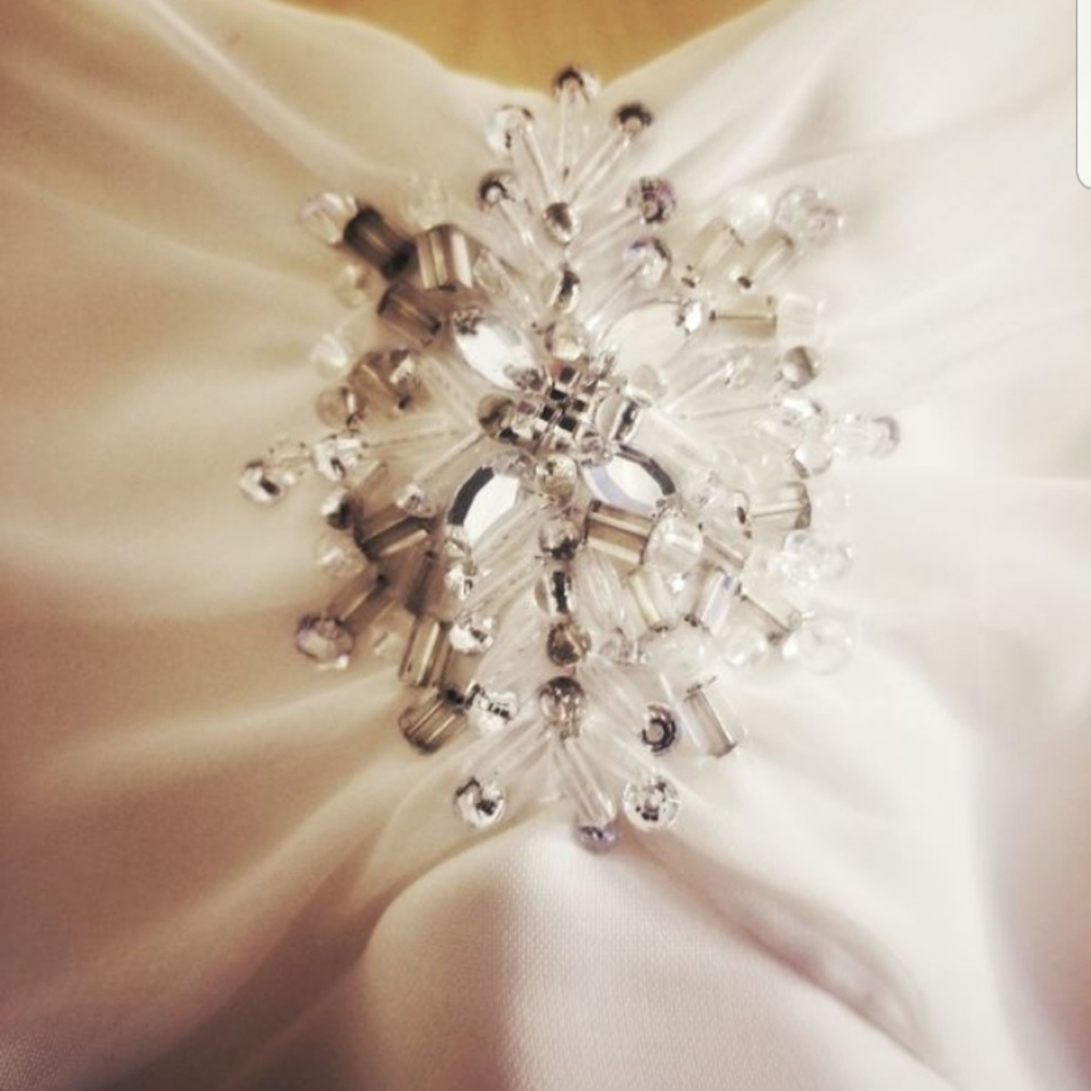 Wedding dress. Beautiful train.. vintage